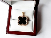 Золотая подвеска Van Cleef с черной вставкой оникс