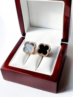 Золотые серьги Van Cleef c черными камнями вставками