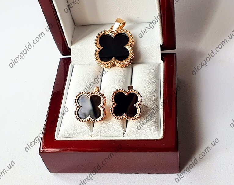 Золотая подвеска Van Cleef с черной вставкой оникс