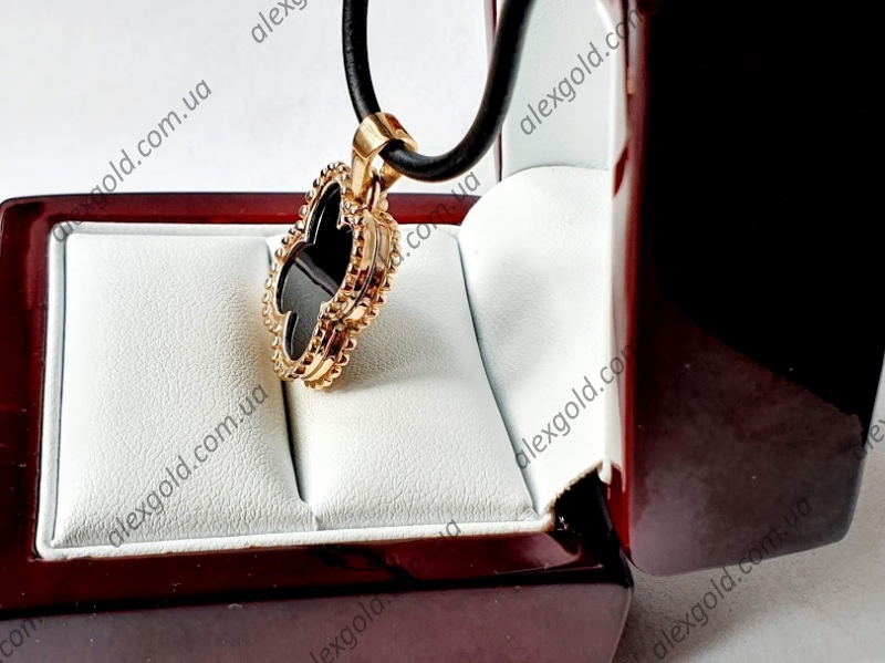 Золотая подвеска Van Cleef с черной вставкой оникс